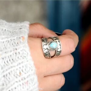 Vintage Style Chunky Band Ring Inlaid Turquoise Sizes 6 to 9